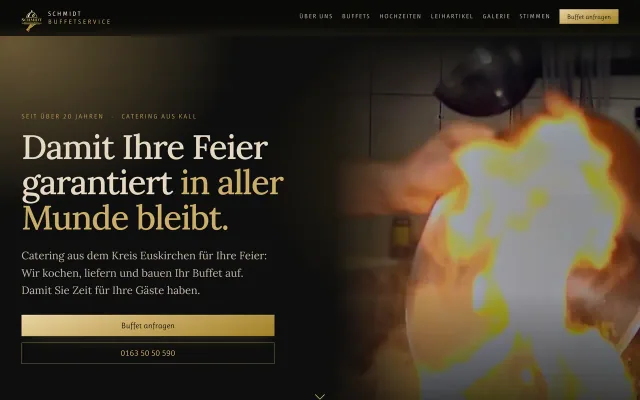 Startseite von Schmidt Buffetservice: dunkler Auftritt in Gold, links die Überschrift mit den Schaltflächen für Buffetanfrage und Anruf, rechts flambiert der Koch in der Pfanne